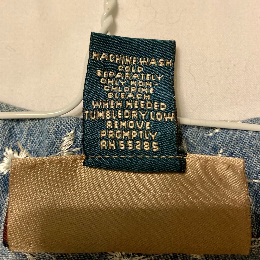 Cute sleeveless denim crop top that ties in front. - Picture 5 of 6